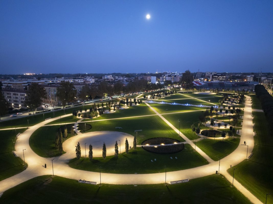 Photo showing the lit affect of iGuzzini outdoor lighting on pathways.